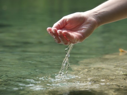 Frauenh&auml;nde beim Waschen