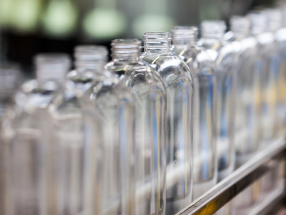 Leere Frosch Flaschen an der Produktionslinie.