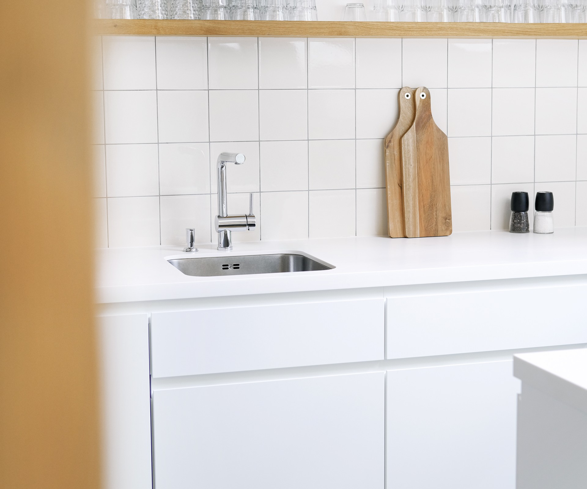 Kitchenette with sink and kitchen utensils	